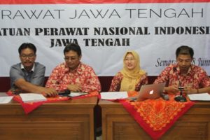 Ketua PPNI Jawa Tengah (kiri) beserta MC dan kedua narasumber (Ns. Rasmudjito, S.Kep., MH.Kes dan Ns. Abdul Wakhid, M.Kep., Sp. Kep. J.)